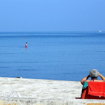 Apartments With A Parking Space Umag - 7110 Bagian luar foto