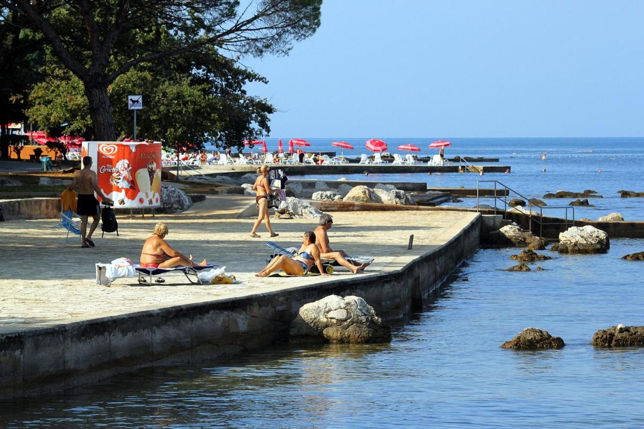 Apartments With A Parking Space Umag - 7110 Bagian luar foto