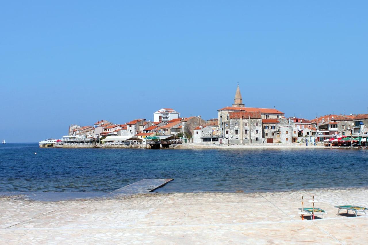 Apartments With A Parking Space Umag - 7110 Bagian luar foto