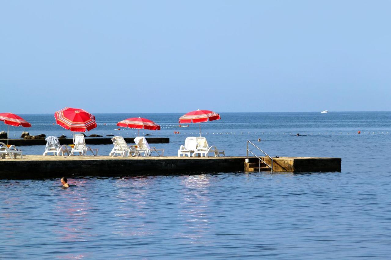 Apartments With A Parking Space Umag - 7110 Bagian luar foto