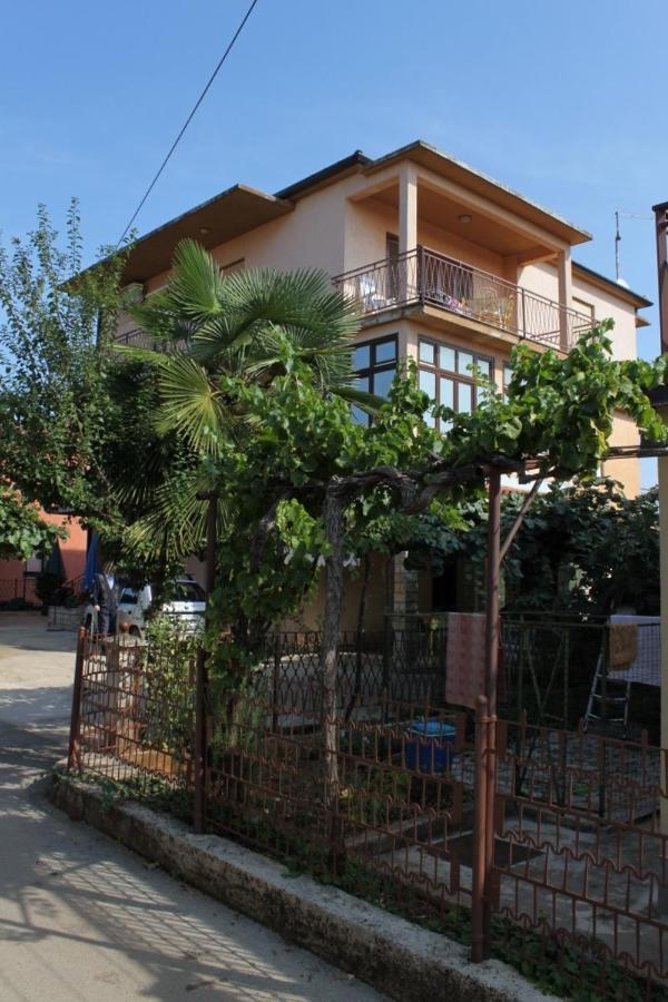 Apartments With A Parking Space Umag - 7110 Bagian luar foto
