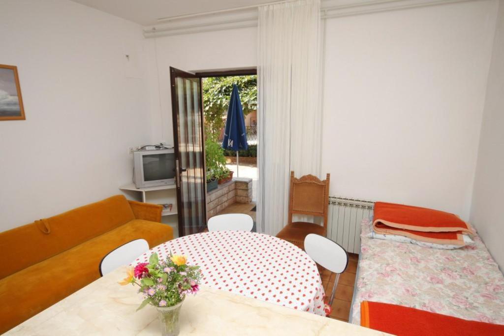 Apartments With A Parking Space Umag - 7110 Bagian luar foto